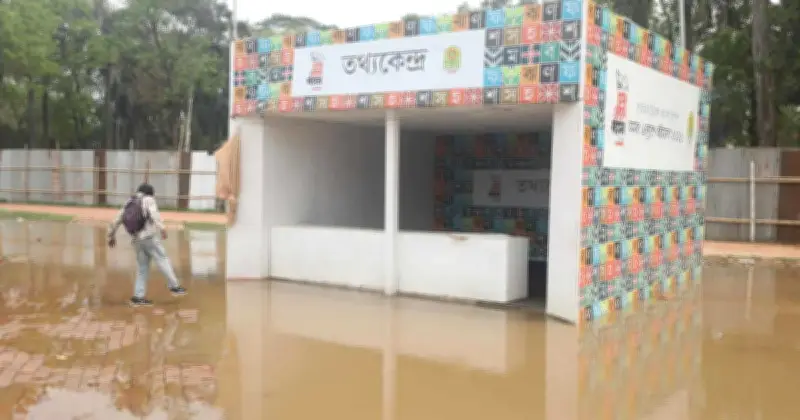 বইমেলায় জলাবদ্ধতায় প্রকাশক-দর্শনার্থীদের দুর্ভোগ, বই ভিজে যাওয়ার আশঙ্কা