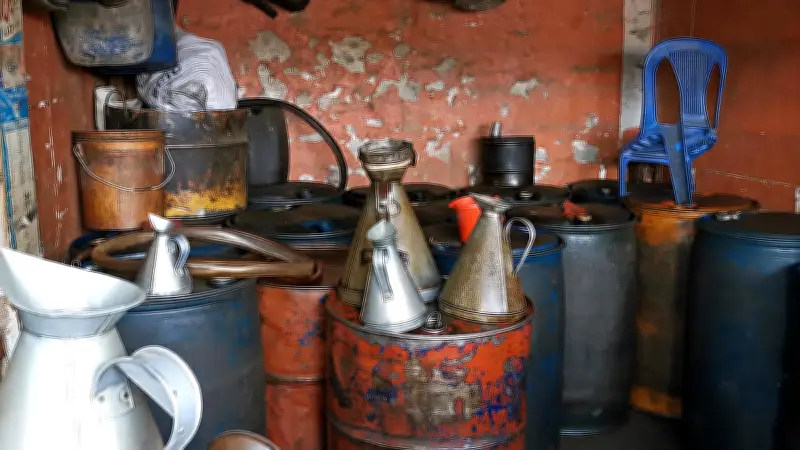 পাবনার সুজানগরে গোয়ালঘরে অবৈধভাবে মজুদ দেড় হাজার লিটার পেট্রল-অকটেন জব্দ