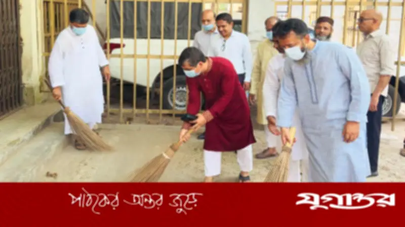 মাদারীপুরে এমপি জাহান্দারের নেতৃত্বে ডেঙ্গু প্রতিরোধে ঝাড়ু হাতে পরিচ্ছন্নতা অভিযান