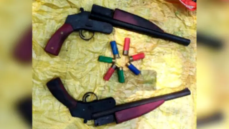 রাজধানীতে ময়লার স্তূপ থেকে অস্ত্র উদ্ধার, ইয়াবাসহ ২ মাদক কারবারি আটক