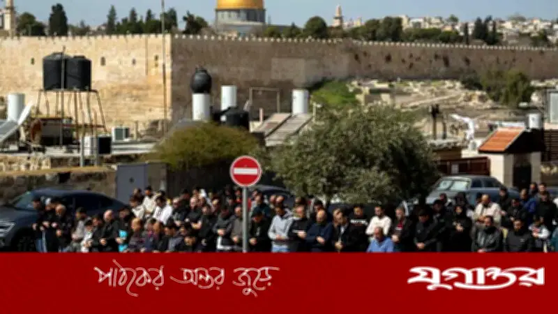 আল-আকসা মসজিদ বন্ধ, রাস্তায় নামাজ আদায় করছেন হাজার হাজার ফিলিস্তিনি মুসল্লি