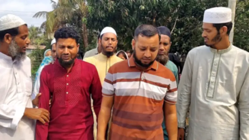 বিয়ের আনন্দে যাত্রা, কবরের পাশে কান্না: শ্বশুরের মর্মান্তিক বিলাপ