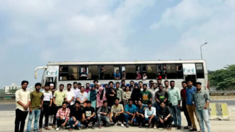 জগন্নাথ বিশ্ববিদ্যালয়ের বিশেষ বাসে ঈদযাত্রা: সাত বিভাগে রওনা দিয়েছে শিক্ষার্থীরা