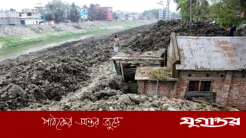 যশোরে চিত্রা নদী খননের মাটি সরেনি, আতঙ্কে নদীপাড়ের মানুষ