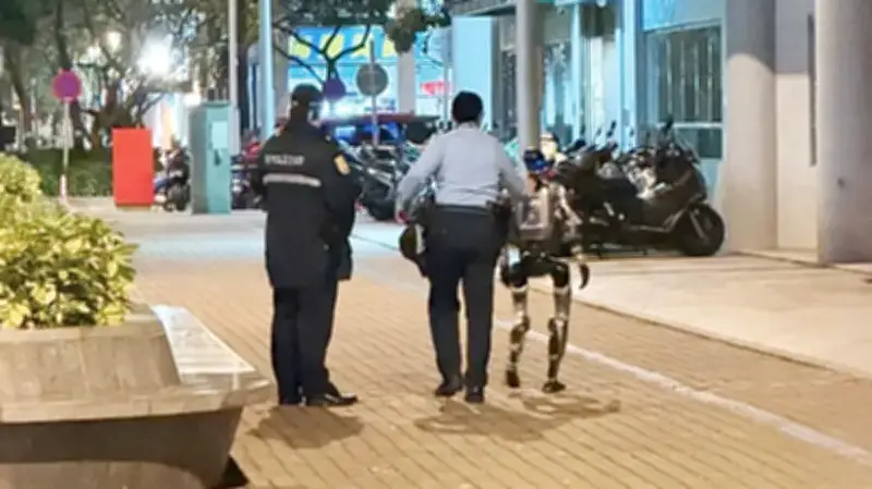 ম্যাকাওয়ে রোবটকে পুলিশ পাহারায় সরিয়ে নেওয়া, বৃদ্ধা আতঙ্কিত