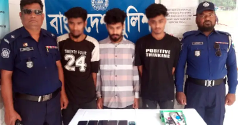 রাজশাহীর বাঘায় ভুয়া ফেসবুক আইডি দিয়ে প্রতারণা: তিন যুবক গ্রেপ্তার, মোবাইল ও ইয়াবা উদ্ধার