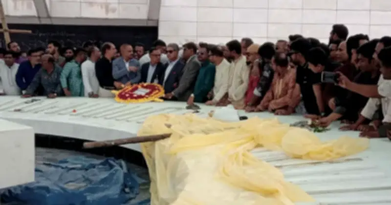 পাঁচ সিটি করপোরেশনের প্রশাসকদের শ্রদ্ধা: জিয়া ও খালেদা জিয়ার কবরে ফুল