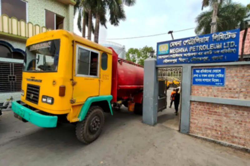 খুলনায় জ্বালানি তেল সরবরাহ বৃদ্ধি পেয়ে ট্যাংকলরি উত্তোলন পুনরায় শুরু