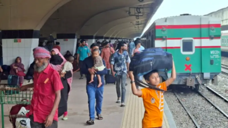 ঈদযাত্রার তৃতীয় দিনে কমলাপুর রেলস্টেশনে বাড়ছে যাত্রীদের ভিড়