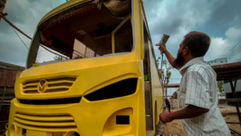 পুরনো বাসকে নতুন রূপ দিচ্ছে রং ও মেরামতের কাজ