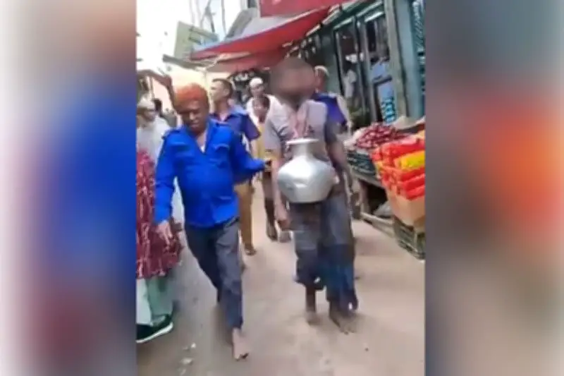 নোয়াখালীতে মাকে মারধরের অভিযোগে ছেলেকে কলস ঝুলিয়ে বাজারে ঘোরানো