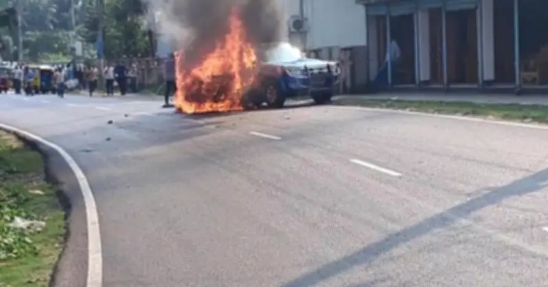 চাঁদপুরে পুলিশ গাড়ি ও সিএনজি অটোরিকশার সংঘর্ষে আগুন, তিনজন আহত