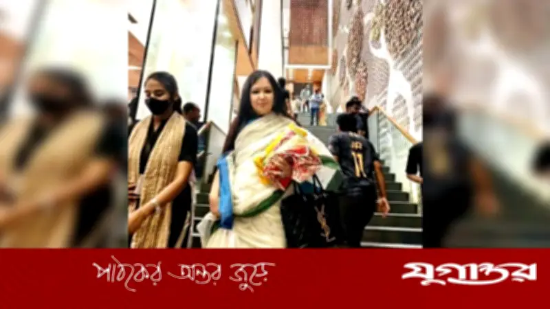 আড়ংয়ে শপিং ব্যাগ না পেয়ে ক্ষুব্ধ বিএনপি নেত্রী রুমিন ফারহানা