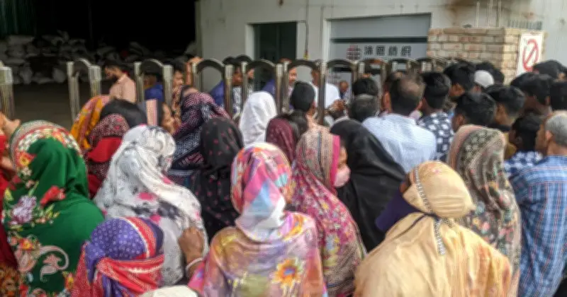 ঈদের আগে বেতন-বোনাস দাবিতে ধামরাইয়ের গার্মেন্ট শ্রমিকদের বিক্ষোভ