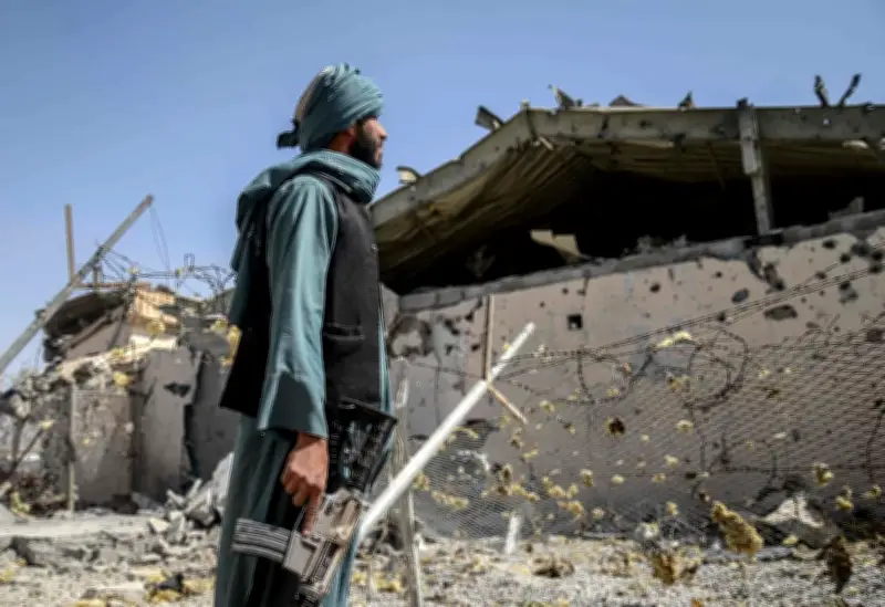 পাকিস্তান-আফগানিস্তান সংঘাত: কান্দাহারে বিমান হামলায় ভবন বিধ্বস্ত, তালেবান নিরাপত্তাকর্মী দাঁড়িয়ে