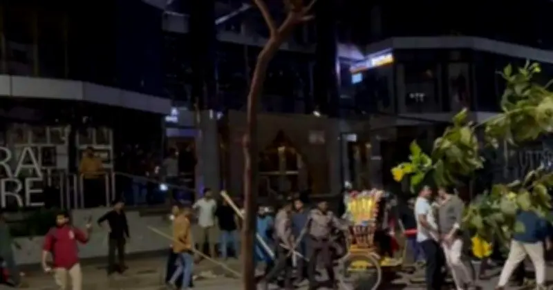 উত্তরায় রিকশাচালক হত্যার গুজবে শপিং কমপ্লেক্স ভাঙচুর, পুলিশ-বিক্ষুব্ধদের সংঘর্ষ