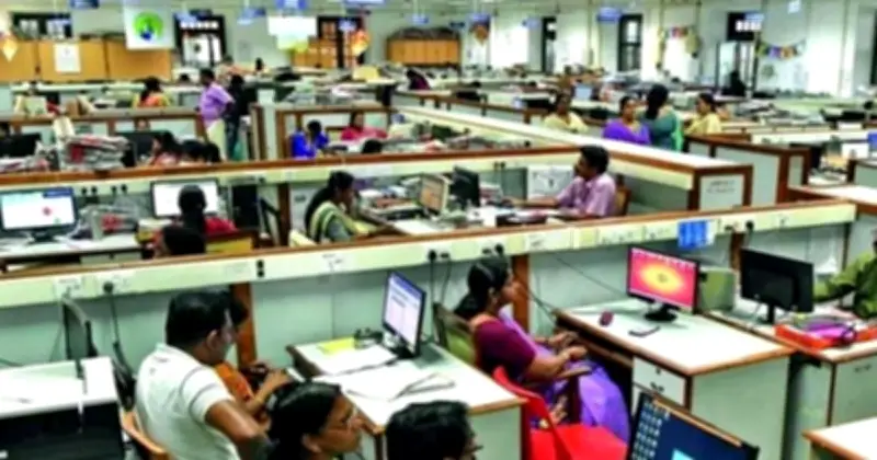 ঈদুল ফিতরে সরকারি কর্মচারীদের টানা ৭ দিনের ছুটি, বেসরকারি প্রতিষ্ঠানেও ছুটির সূচনা