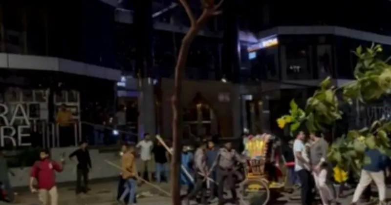 উত্তরায় শপিং কমপ্লেক্সে ভাংচুর, রিকশাচালকের মৃত্যু গুজবে উত্তাল রাত