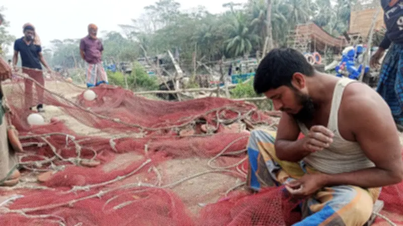 ডিজেল সংকটে দক্ষিণাঞ্চলের মৎস্য খাত বিপর্যয়: শত শত ট্রলার সাগরে যেতে পারছে না