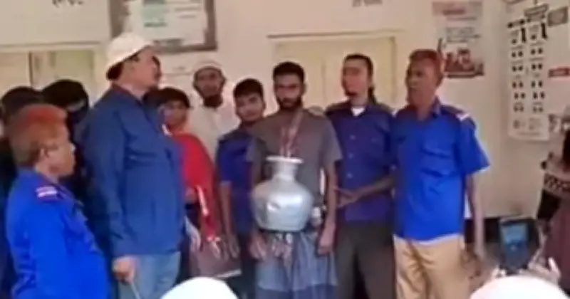 ছেলের হাতে মারধর হওয়া বৃদ্ধ মায়ের বিচার, গলায় কলস ঝুলিয়ে বাজারে ঘোরানো