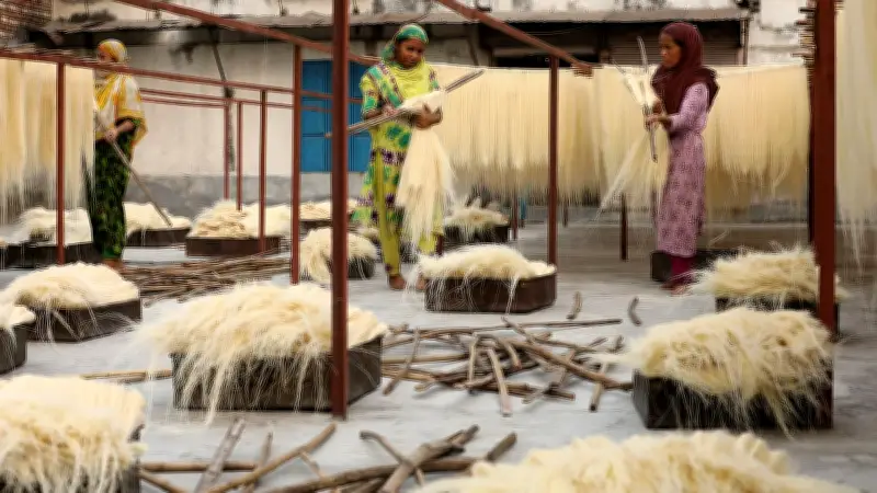 বগুড়ার সেমাই পল্লিতে ঈদ প্রস্তুতি: নারীদের হাতে তৈরি ঐতিহ্যবাহী চিকন সেমাই