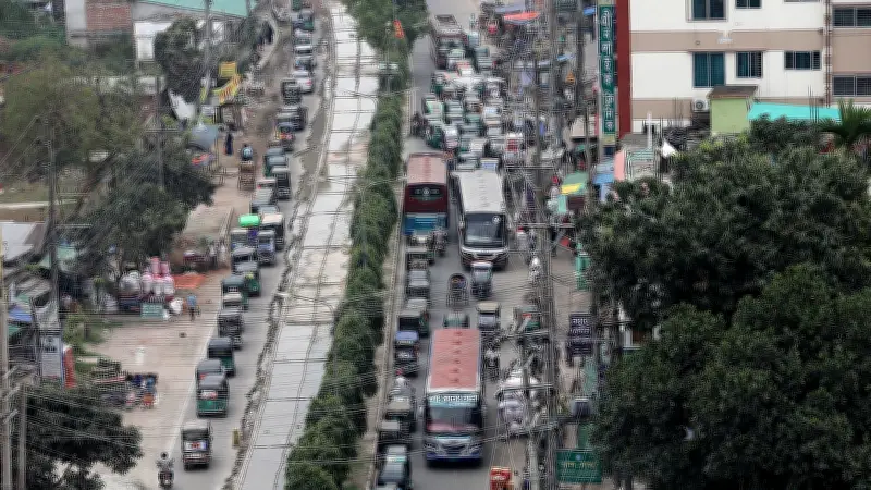 বগুড়ায় সাতমাথা-বনানী সড়ক সংস্কারে যানজটের দুর্ভোগ, স্থানীয়রা ক্ষুব্ধ