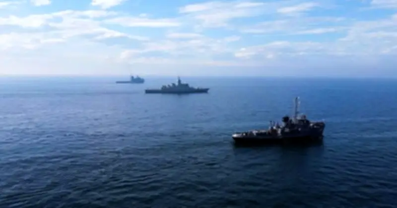 ইরানের নৌবাহিনীকে চ্যালেঞ্জ ছুড়ে মার্কিন জাহাজ পাঠানোর আহ্বান, হরমুজ প্রণালীতে পূর্ণ নিয়ন্ত্রণের দাবি