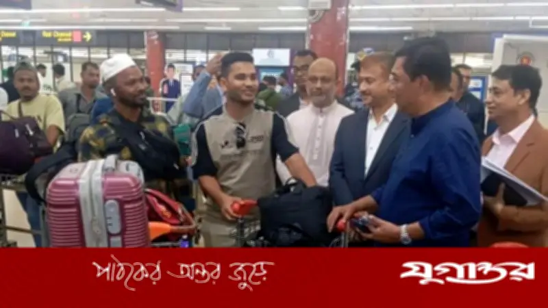 মধ্যরাতে বিমান প্রতিমন্ত্রীর আকস্মিক বিমানবন্দর পরিদর্শন, যাত্রীসেবা উন্নয়নে জোর