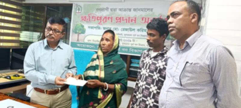 সুন্দরবনে কুমিরের আক্রমণে নিহত জেলের পরিবার পেল তিন লাখ টাকার সরকারি সহায়তা