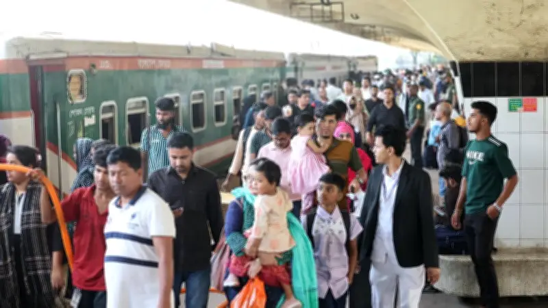 ঈদে ঘরমুখো মানুষের ঢল, কমলাপুর রেলস্টেশনে বেড়েছে যাত্রীদের চাপ