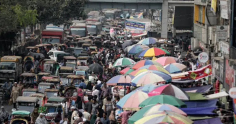 ঢাকার ফুটপাত দখল ও চাঁদাবাজি: ক্ষমতার পালাবদলেও অব্যাহত দুর্নীতির চক্র