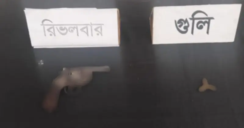 রাজশাহীতে র‌্যাবের অভিযানে উদ্ধার আমেরিকান রিভলবার ও তাজা গুলি