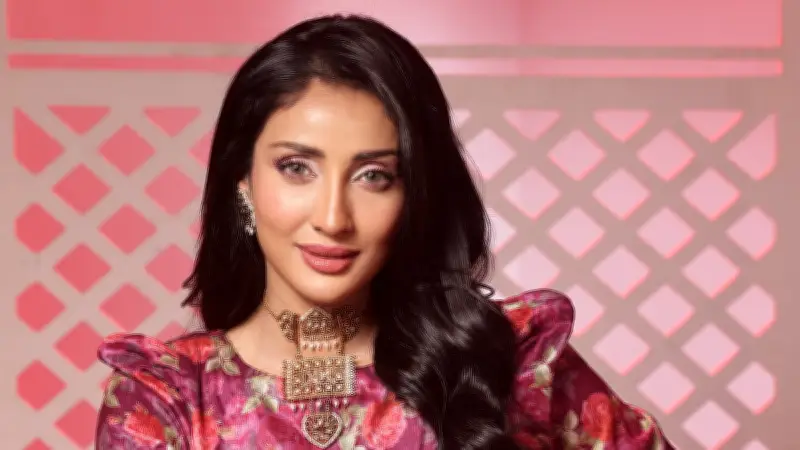 মিস ইউনিভার্স মিথিলার ঈদের সাজ: গোলাপ ফুলের লেহেঙ্গা থেকে মসলিন শাড়ির প্রাধান্য