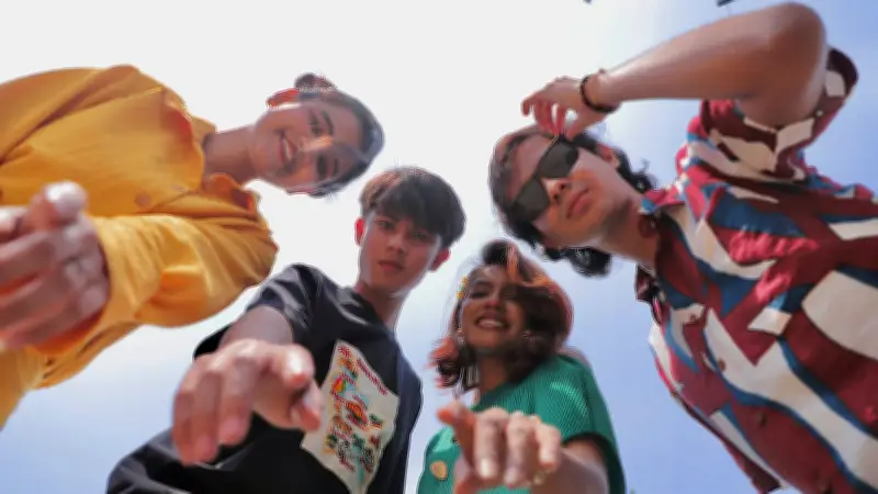 ঈদে টিনএজারদের ফ্যাশন: উজ্জ্বল রং, ঢিলেঢালা কাট ও নিরীক্ষাধর্মী স্টাইল