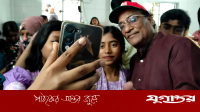 মন্ত্রীর সঙ্গে সেলফি তোলায় ব্যস্ত ক্ষুদে শিক্ষার্থীরা, কোটালীপাড়ায় প্রতিশ্রুতি আধুনিক শিল্পকলা একাডেমি