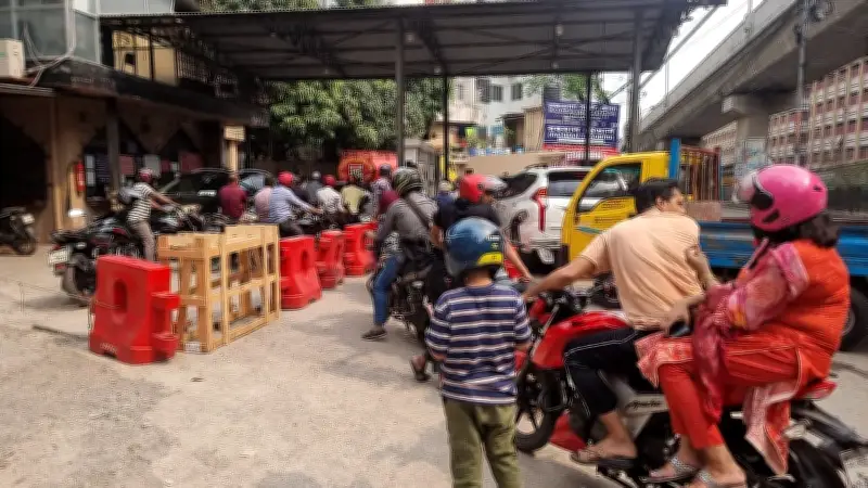 রাজধানীর ফিলিং স্টেশনে জ্বালানি তেলের সংকট: গ্রাহকদের ভোগান্তি অব্যাহত