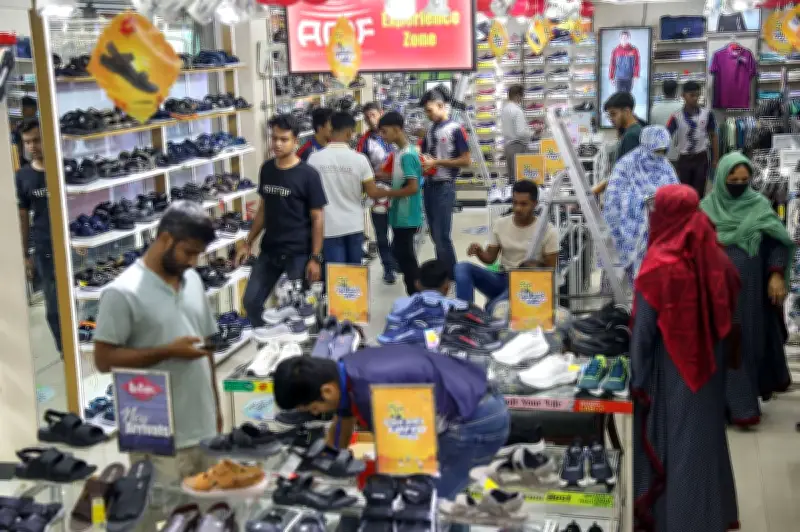 ঈদে জুতা বাজারে ব্র্যান্ডের বিক্রি বাড়লেও এলিফ্যান্ট রোডে মন্দার ছোঁয়া