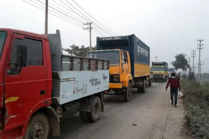 ঈদযাত্রায় সাত দিন মহাসড়কে ট্রাক-লরি চলাচল বন্ধ, বিআরটিএর জরুরি নির্দেশ