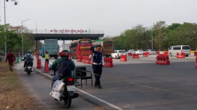 ঈদযাত্রায় পদ্মা সেতু এলাকায় যানবাহনের চাপ বেড়েছে, তবে ভোগান্তি নেই