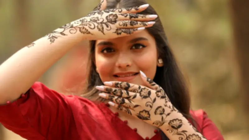ঈদে মেহেদির নকশায় উৎসবের রং: জ্যামিতিক ও আলপনার ডিজাইনে সাজ