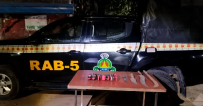 রাজশাহীতে র‍্যাবের অভিযানে উদ্ধার ২১ ককটেল ও দেশীয় অস্ত্র, ঈদে নাশকতার ষড়যন্ত্র