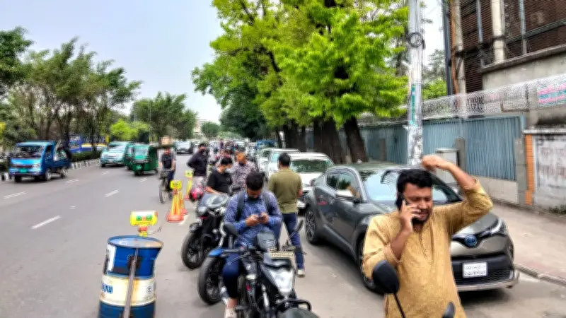 ঈদের ছুটিতেও রাজধানীর ফিলিং স্টেশনে জ্বালানি তেলের জন্য যানবাহনের দীর্ঘ সারি