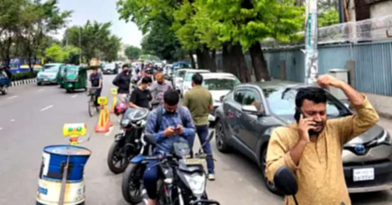 ঈদের ছুটিতেও রাজধানীর ফিলিং স্টেশনে জ্বালানি তেলের জন্য যানবাহনের দীর্ঘ সারি