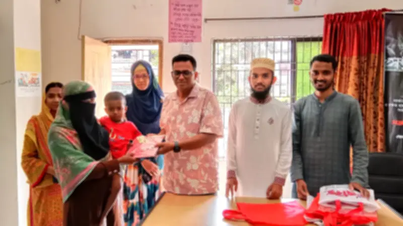 বরিশাল বন্ধুসভার সহমর্মিতার ঈদ: ১০ পরিবারে খাদ্য ও শিশুদের রঙিন পোশাক বিতরণ