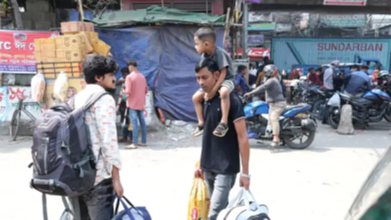 ঈদযাত্রায় যাত্রী কম, বাসে অতিরিক্ত ভাড়ার অভিযোগ