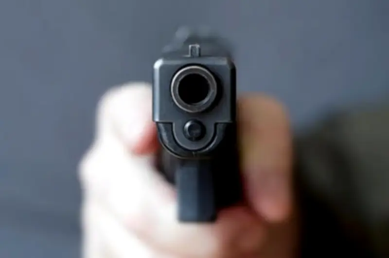 বন্ধুর সতর্কবাণী উপেক্ষা করে নিজের বুকে গুলি, ভিডিও ধারণের মাঝেই মৃত্যু পবনের