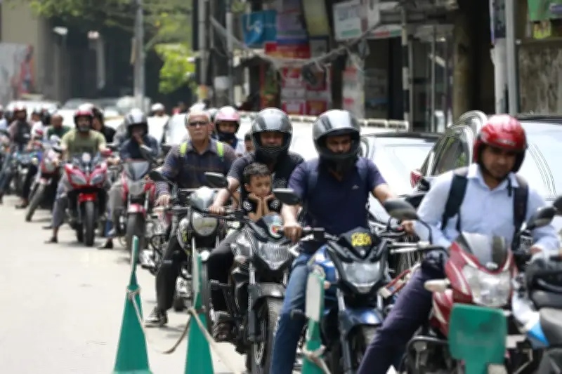 ঢাকার ফিলিং স্টেশনে জ্বালানি তেলের সংকট: দীর্ঘ লাইন ও রেশনিং অব্যাহত