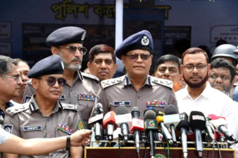 ঈদযাত্রায় অনিয়মের বিরুদ্ধে কঠোর অবস্থান আইজিপি আলী হোসেন ফকিরের