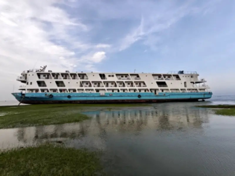 ঝড়ে নিয়ন্ত্রণ হারিয়ে লক্ষ্মীপুরের মেঘনায় যাত্রীবাহী লঞ্চ আটকা, ৮০ জন যাত্রী বিপদে