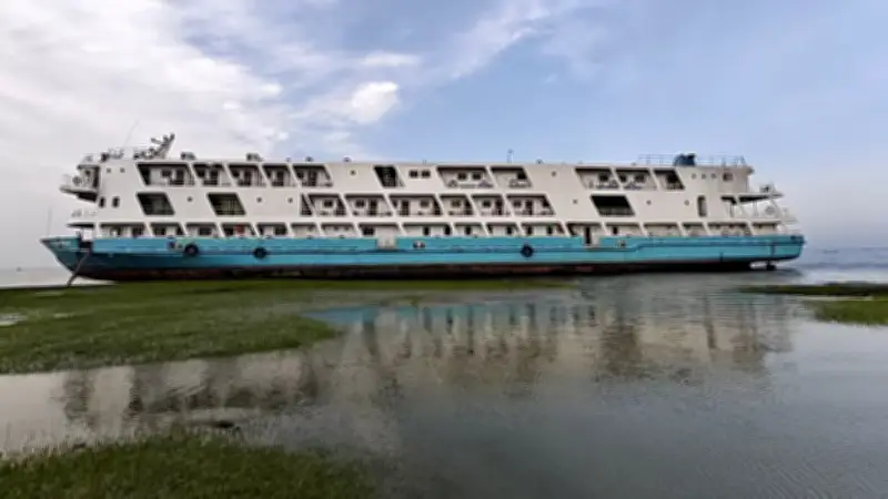 ঝড়ে নিয়ন্ত্রণ হারিয়ে ডুবোচরে আটকা লঞ্চ, সড়ক প্রশস্তকরণের আশ্বাস ও অন্যান্য গুরুত্বপূর্ণ খবর